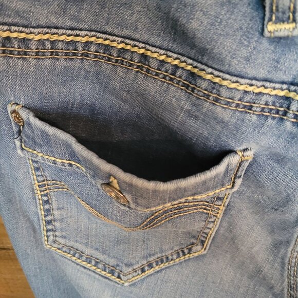 Levi's Jeans Size 8 Capri Low Rise Open Button Flap Pockets Medium Light Wash - Picture 4 of 10